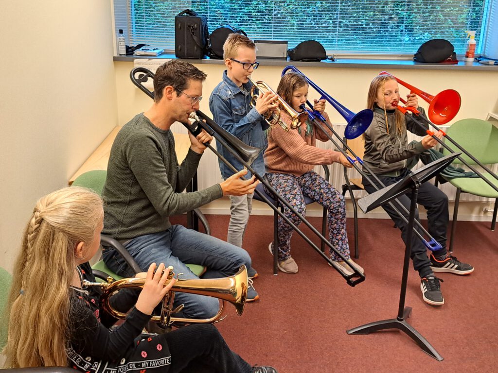 Doelgroep: groep 5,6,7,8
Duur: 6 weken incl. eindpresentatie
Docenten: 2 docenten
Locatie: de basisschool
