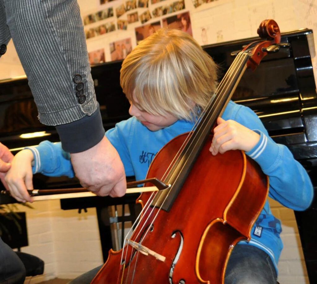 Doelgroep: groep 5,6,7,8
Duur: 7 lessen, incl. eindpresentatie
Docenten: docenten
Extra: instrumenten worden op school opgeslagen
Locatie: de basisschool