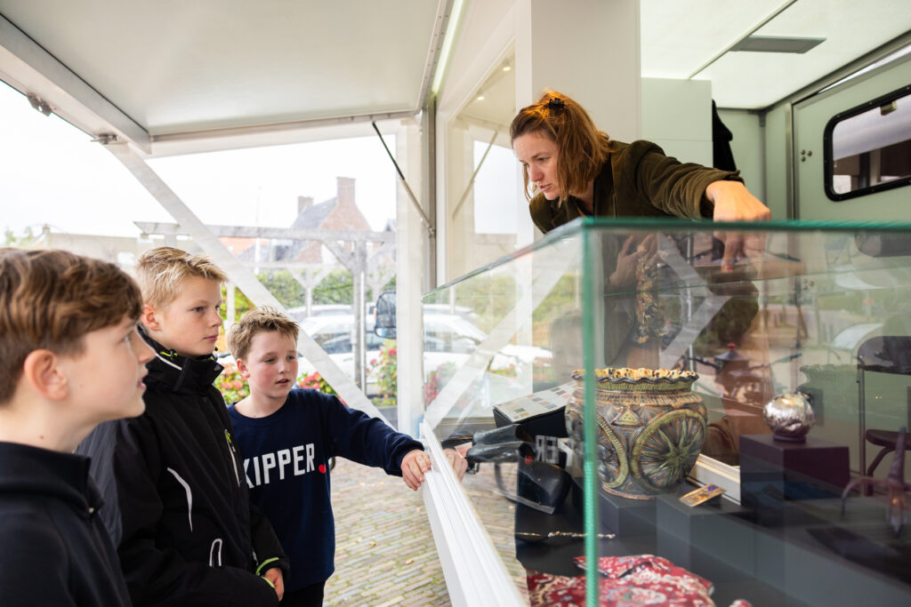 Het Fries Museum komt naar je toe! Van januari t/m mei 2026 gaat het museum ‘op paad’ met de museumbus, gevuld met échte museumstukken.