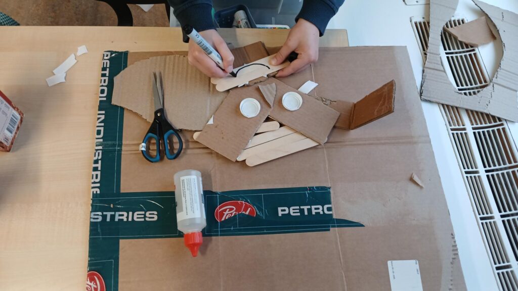 Doelgroep: groep 5 t/m 8
Duur: Basispakket 6 -10 lessen van 60 minuten (mogelijkheid 45-90 minuten)
Docent: Iris Westra
Locatie: school
Groepsgrootte: één klas